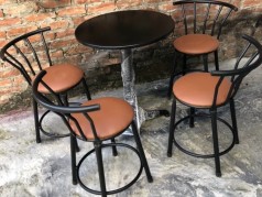 3 nguyên tắc cơ bản để chọn bàn cafe gỗ chân sắt quán cà phê