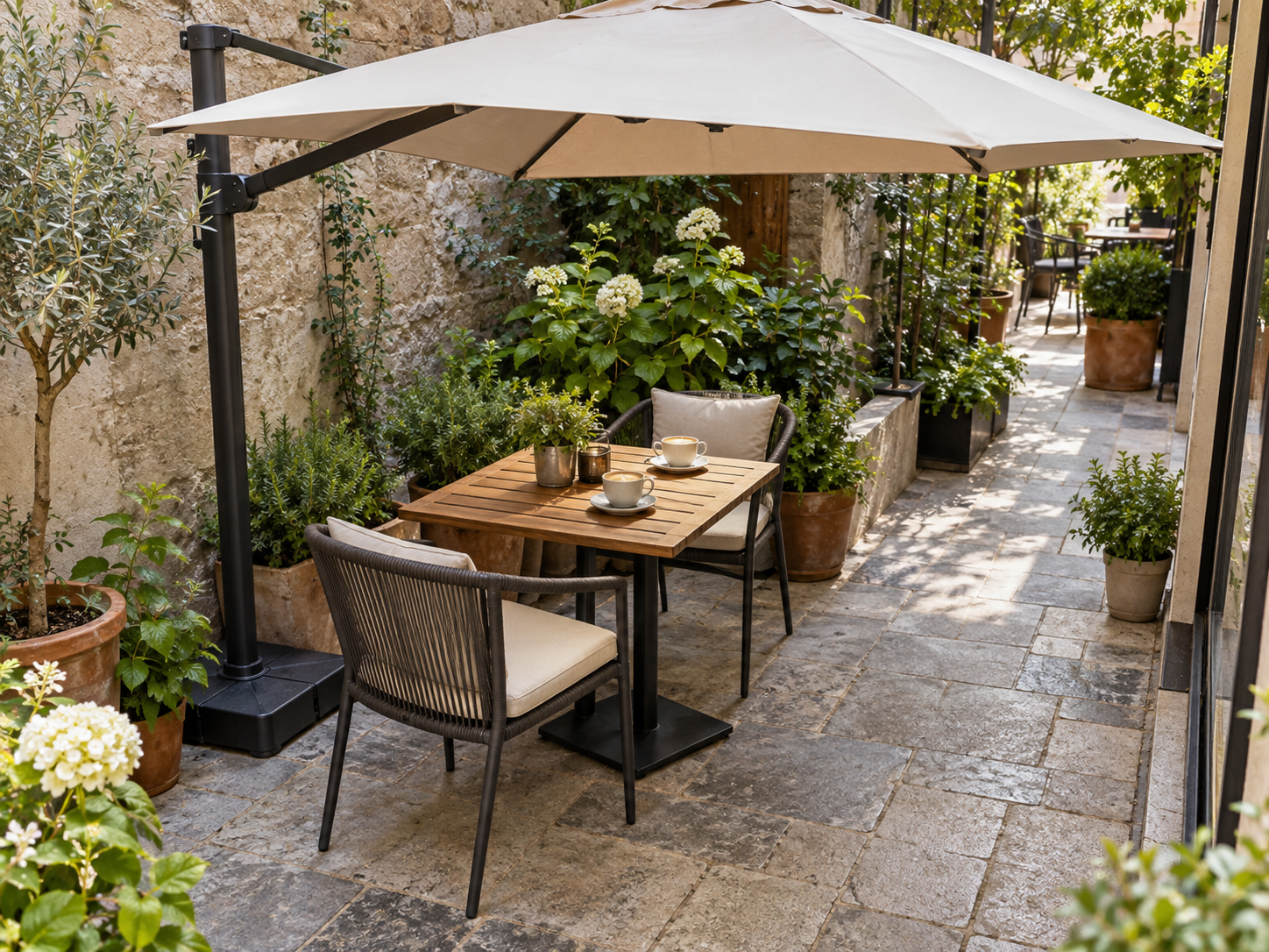 Bố trí ô dù lệch tâm và lối đi cho sân cafe nhỏ