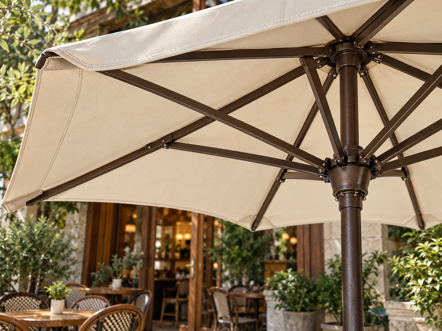 Khung và đường may của ô dù cafe màu kem phong cách cổ điển