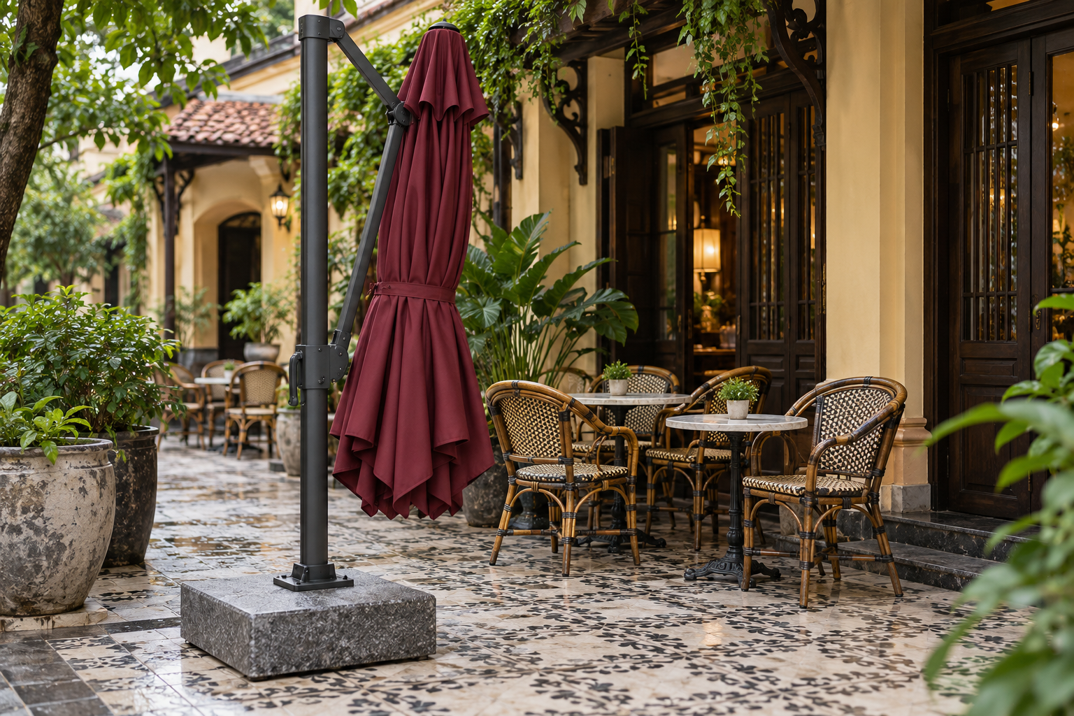Ô dù cafe cỡ lớn được thu gọn và cố định trên chân đế đá
