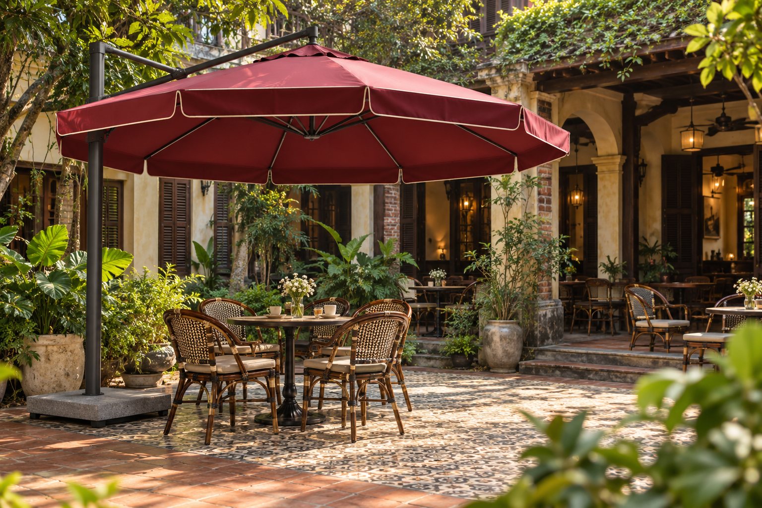 Ô dù cỡ lớn màu đỏ đô trong sân quán cafe phong cách cổ điển