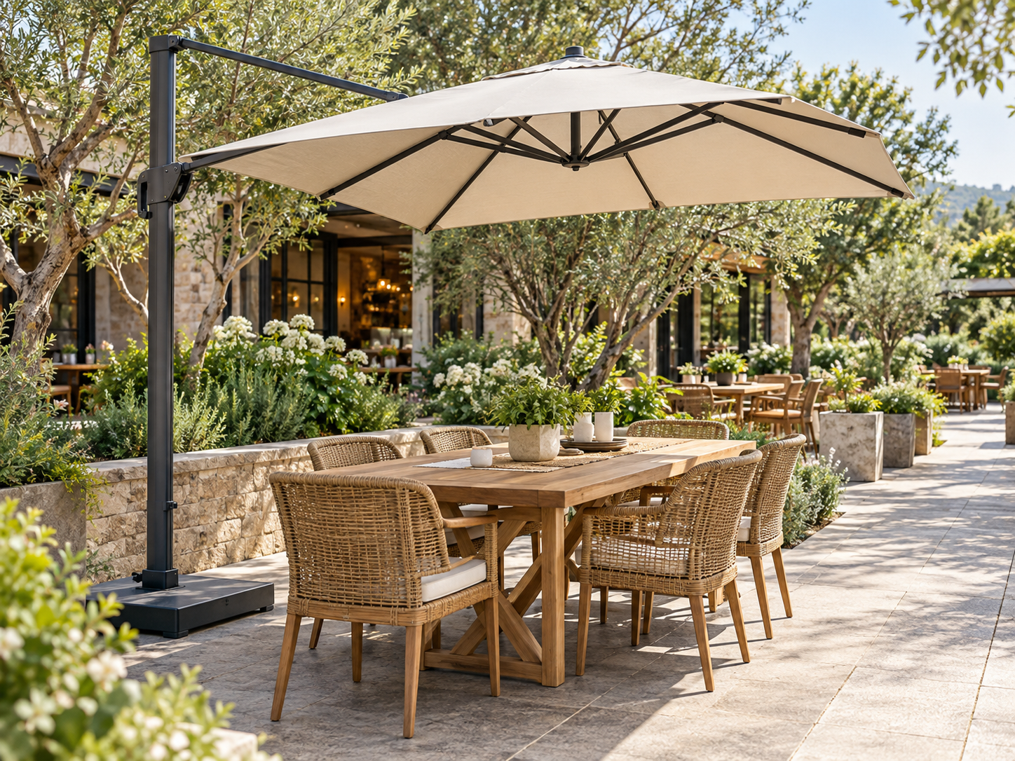 Ô dù lệch tâm che bàn cafe với trụ đặt bên cạnh