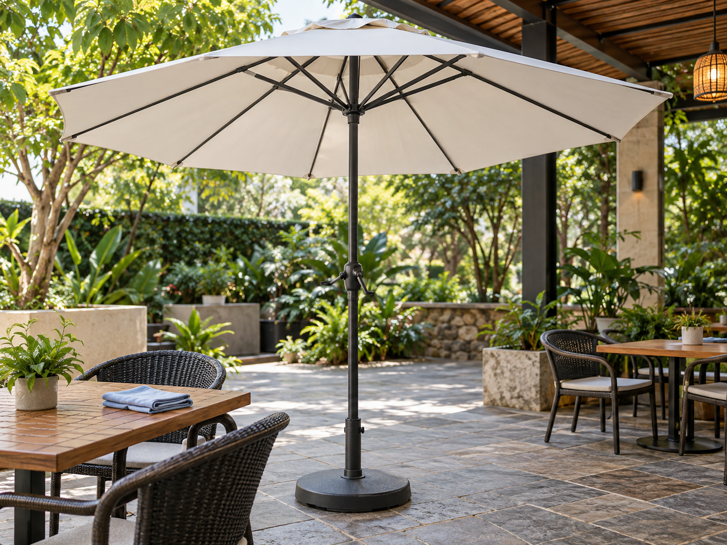 Ô dù cafe được mở để khô tự nhiên sau khi vệ sinh