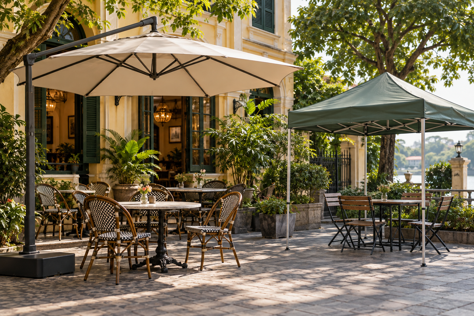 Không gian đặt ô dù cafe và lều bạt gấp gọn để so sánh cách sử dụng